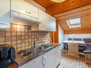 Countertop, Cabinetry, Kitchen Sink, Property, Sink, Furniture, Tap, Kitchen Stove, Kitchen, Gas Stove