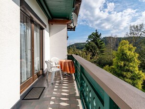 Himmel, Daytime, Gebäude, Wolke, Holz, Pflanze, Schatten, Fenster, Veranda, Interior Design