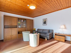 Möbel, Holz, Komfort, Beleuchtung, Interior Design, Fussboden, Holzbeize, Flooring, Couch, Wohnzimmer