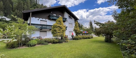 Cloud, Sky, Plant, Building, Property, Window, Natural Landscape, Tree, House, Land Lot