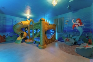 Under the sea theme room. 2 x full size bunk bed.