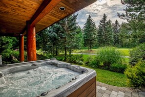 Rejuvenate in the hot tub while gazing out over the picturesque golf course