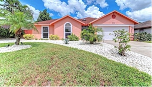 Lave view Home - Driveway for 2 cars