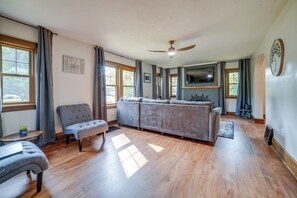 Living Room | 1st Floor | Smart TV | Free WiFi | Central A/C & Heating