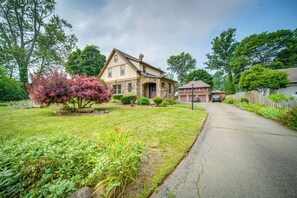 Property Exterior | Driveway (4 Vehicles)