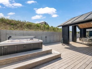 Bañera de hidromasaje al aire libre