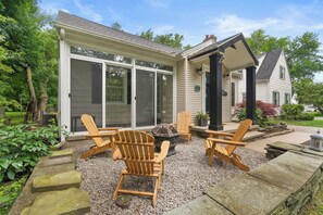 Discover the pinnacle of luxury living in this gorgeous home, which is well situated to provide close proximity and a lifestyle of complete tranquility.