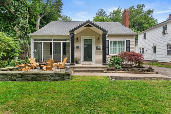 Front view of this beautiful house.