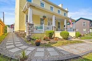 Scenic Pathway: Garden Views and Wide-Open Spaces