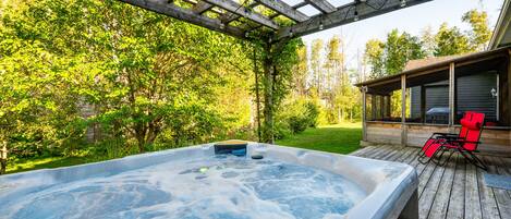 Welcome to the Ace, with a year-round hot tub. 