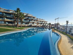 Community infinity pool
