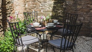 Courtyard, Armada Cottage, Bolthole Retreats