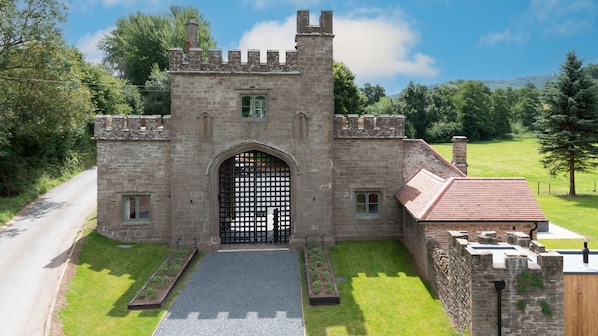 Entrance, Lower Lodge Gatehouse at Kentchurch, Bolthole Retreats