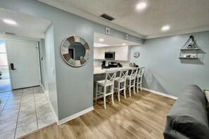 Kitchen/bar area