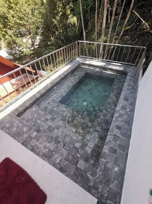 piscine jacuzzi sur terrasse du haut