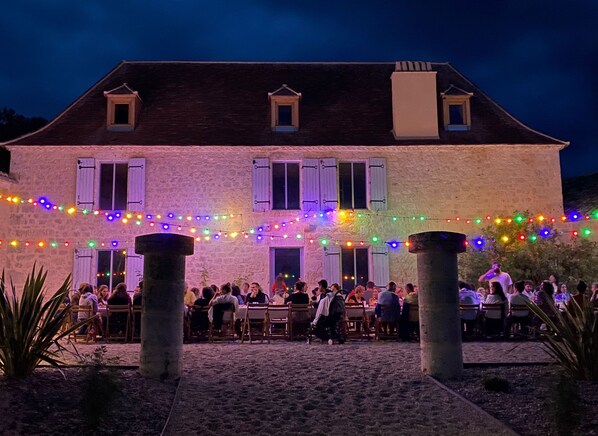 Outdoor dining