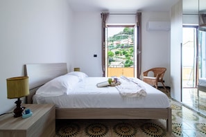 Camera da letto matrimoniale e letti singoli  Appartamento IL MANDORLO Affitti Brevi Italia 