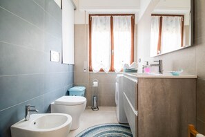  Bathroom  ApartmentIL MANDORLO Affitti Brevi Italia