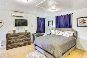 Studio Interior | Single-Story Unit | Smart TV w/ Cable | Central A/C & Heating