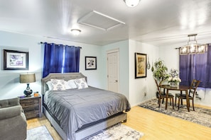 Studio | Queen Bed | Linens Provided