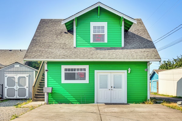 Puyallup Vacation Rental | Studio | 1BA | Stairs Required | 400 Sq Ft