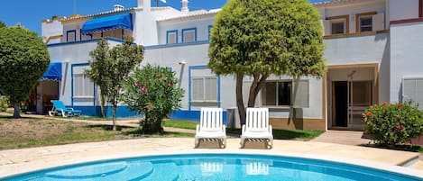 Welcome to paradise! Dive into our stunning outdoor pool, surrounded by lush green spaces and a charming home. Relax, unwind, and make yourself at home in this picture-perfect oasis! #pt #portugal #algarve #paradise #relax #home