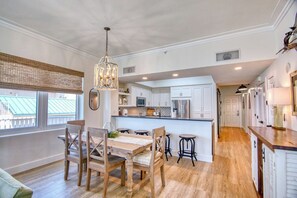 Dining area is gorgeous!