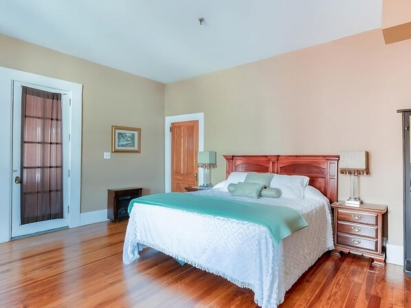 Unit with 1 King size bed. Exact unit will be assigned upon arrival. Views, colors and decor may vary.