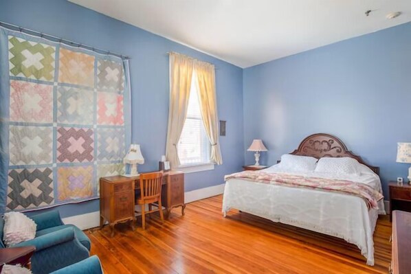 Unit with 1 Queen size bed. Exact unit will be assigned upon arrival. Views, colors and decor may vary.