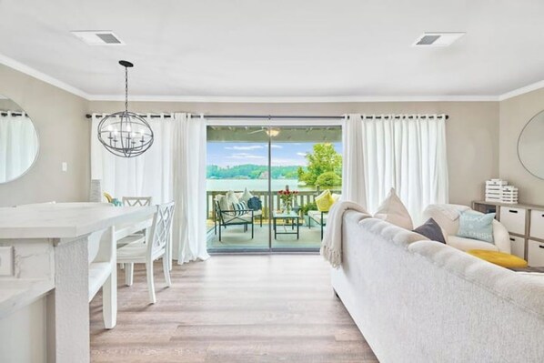 The beautiful waters of Lake Hamilton are just steps from your living area. 