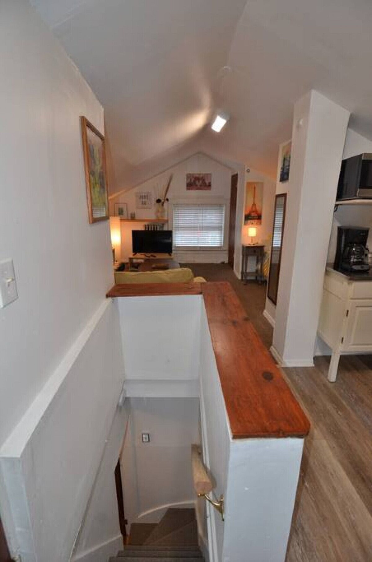 Cozy Alcove Studio Apt w Outdoor deck w NYC Views