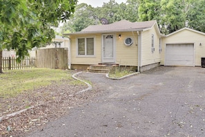 Guest House Exterior | Driveway (2 Vehicles)