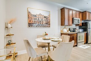 Dining Area | Dishware/Flatware Provided