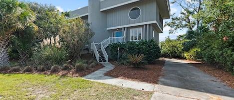 Art Deco lives on Seabrook Island! This 3 bedroom 3 bath home embraces the symmetry and simplicity of the style. This home has been completely updated