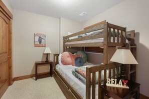 lower level bunk T/fR w/ trundle