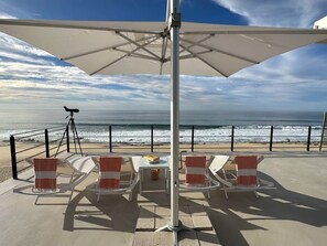 Casa Vista Ballena - Relax in the sun to the sounds of the ocean at your feet