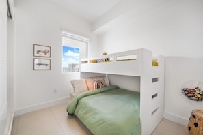 Bunk beds : Gaze out of the window, imagining all the places you can go! #skyview