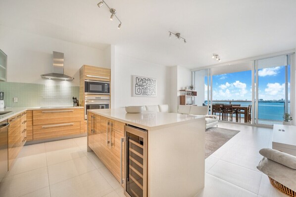 Kitchen : Feel inspired while cooking in the kitchen with a breathtaking view of the ocean.