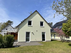 Pflanze, Eigentum, Gebäude, Himmel, Rechteck, Schatten, Fenster, Grundstueck, Gras, Urban Design