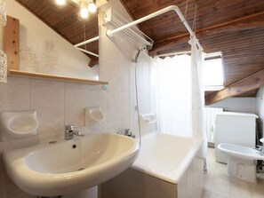 Brown, Tap, Plumbing Fixture, Sink, Mirror, Bathroom Sink, Property, Bathroom, Bathtub, Building