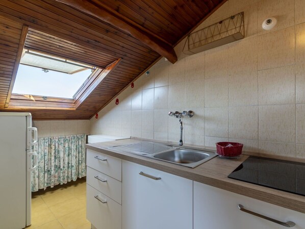 Cabinetry, Building, Property, Kitchen Sink, Sink, Furniture, Tap, Window, Plumbing Fixture, Wood