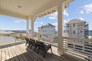 Balcony overlooking the beach 