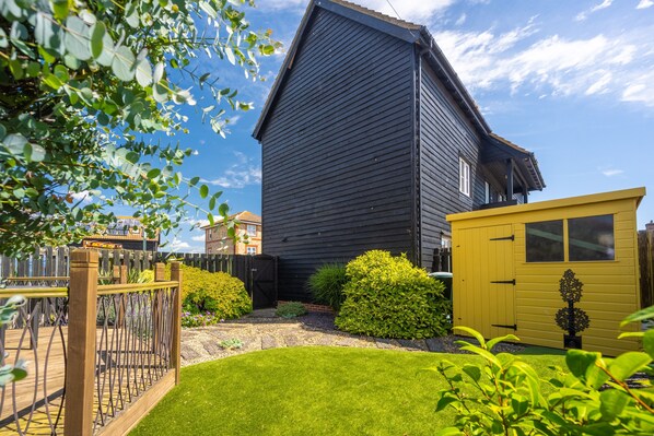 Escape, Aldeburgh: Private garden and off-road parking