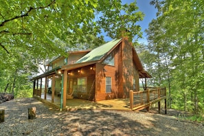 Come enjoy spectacular views of the Georgia Mountains at this Blue Ridge Cabin Rental 