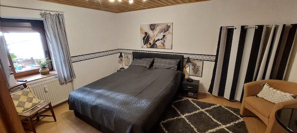 Schlafzimmer mit Sitzecke