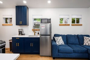 Kitchenette: Modern design with sleek appliances and a panoramic beach view for delightful meals!