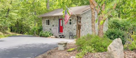 Brasstown Vacation Rental | Studio | 1BA | 600 Sq Ft | 3 Exterior Steps Required