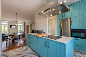 The kitchen has a stove, oven, and equipment like a coffee machine, kettle, and toaster to make your stay the most practical possible! #cooking #kitchen #lisbon #home #airbnb