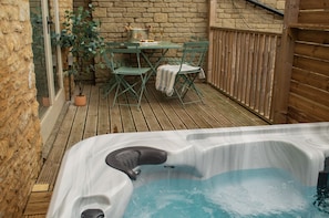 Upper Barn Decking - StayCotswold