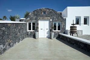 Beautiful Santorini Villa | 2 Bedrooms | Greta Villa | Private Pool & Close to Amenities | Exo Gialos by Villamore